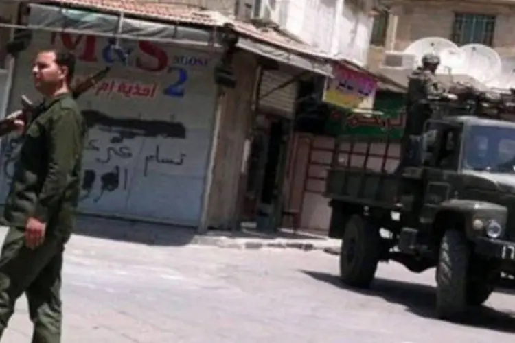 Tropas sírias patrulham o distrito de Asmai, em Damasco (Shaam News Network/AFP)