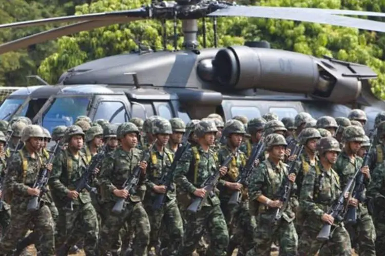 Tropas tailandesas se preparam após confrontos com exército do Camboja (Athit Perawongmetha/Getty Images)