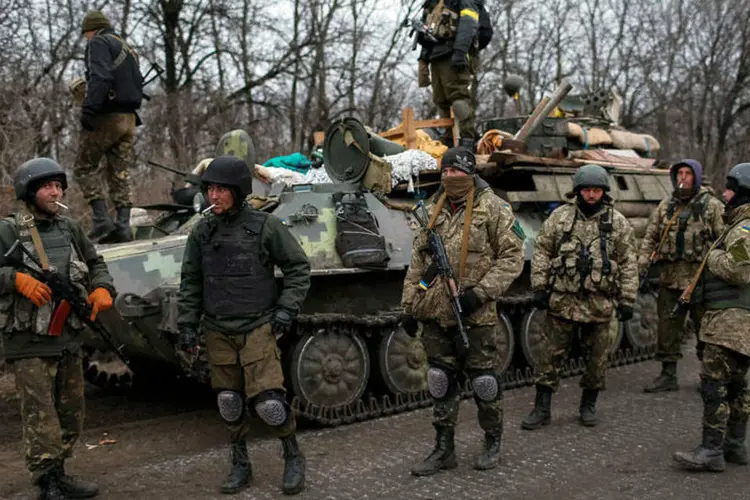 
	Soldados ucranianos: &aacute; dois dias, os rebeldes suspenderam troca de prisioneiros com as for&ccedil;as governamentais ucranianas
 (REUTERS/Gleb Garanich)