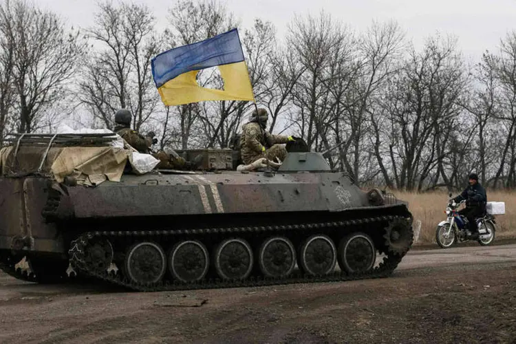 
	Membros das For&ccedil;as Armadas da Ucr&acirc;nia: os principais ataques, com emprego de artilharia, foram efetuados contra a cidade de Avdeevka, na periferia norte de Donetsk
 (REUTERS/Gleb Garanich)