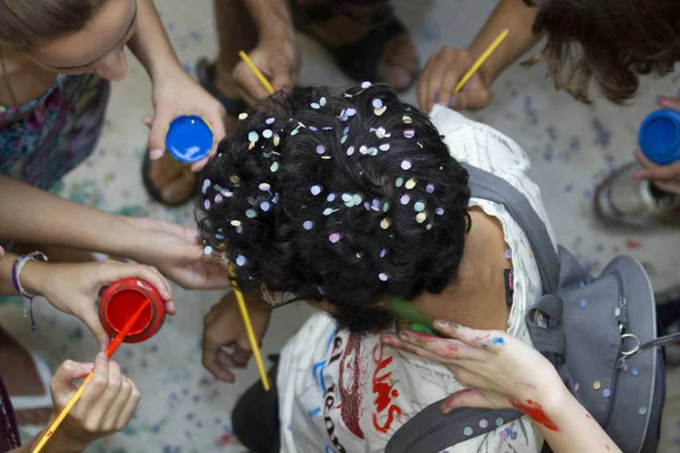 
	Trote: o aluno foi obrigado pelos veteranos a subir em uma cruz montada pelos estudantes para simular a crucifica&ccedil;&atilde;o de Jesus
 (Marcos Santos/ USP Imagens)