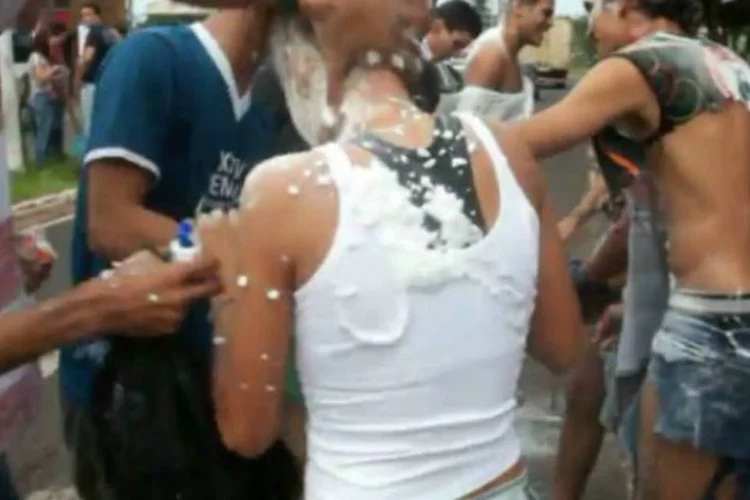 
	Calouros em trote: Alves denunciou &agrave; pol&iacute;cia que foi obrigado, junto com outros alunos, a consumir bebida alco&oacute;lica e a ficar de joelhos
 (Reprodução/Youtube)