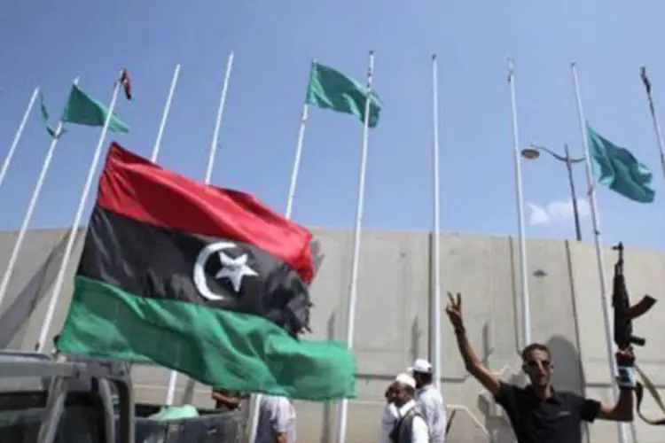 Rebeldes comemoram a tomada da capital Trípoli: Na quinta-feira, as novas autoridades líbias asseguraram que não havia "favoritismo político" na atribuição de contratos petroleiros e desmentiram acordo com a França (Patrick Baz/AFP)