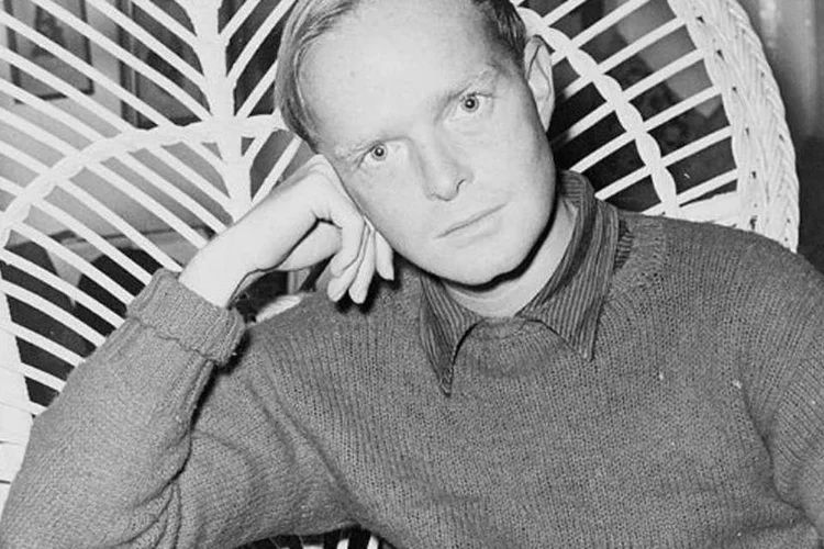 
	Truman Capote: O romance inacabado, do qual s&atilde;o conhecidos poucos cap&iacute;tulos, chocou muitos amigos do escritor
 (Wikipedia)