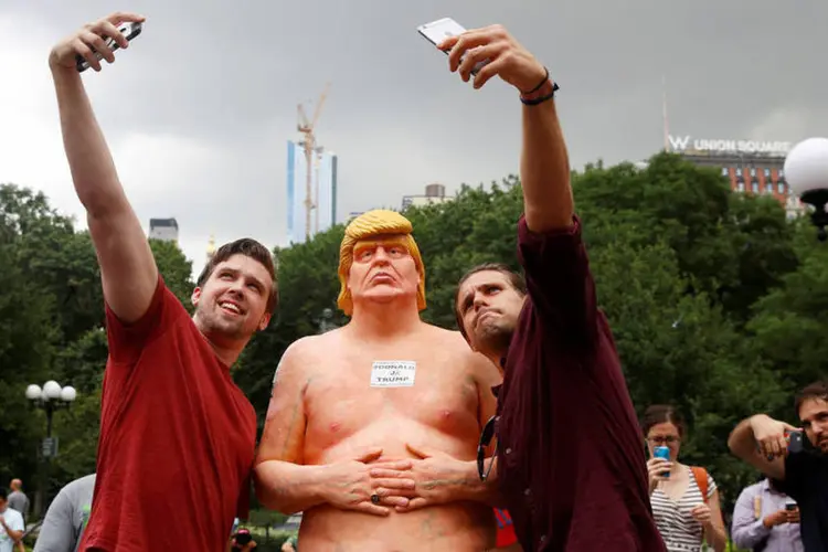 
	Est&aacute;tua: a est&aacute;tua de Trump sem roupas n&atilde;o permaneceu nem sequer por duas horas na rua
 (Brendan McDermid / Reuters)