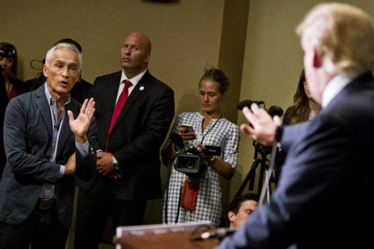 O pré-candidato republicano à Casa Branca, Donald Trump, discute com o âncora da "Univisión" Jorge Ramos (Ben Brewer/Reuters)