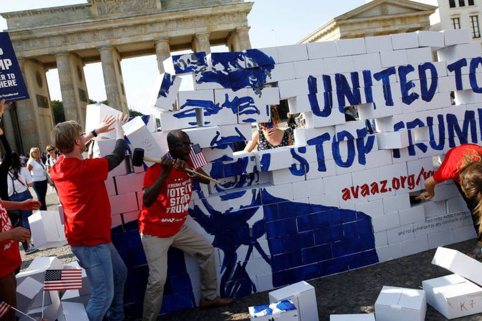 Ato contra Trump em Berlim faz referência a muro no México