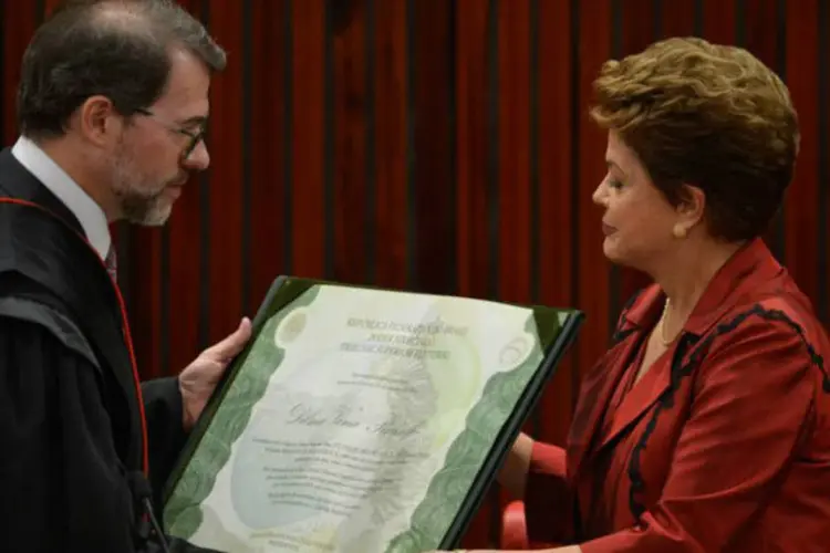 
	O presidente do TSE, Dias Toffoli, diploma a presidente reeleita Dilma Rousseff
 (Valter Campanato/ABr)