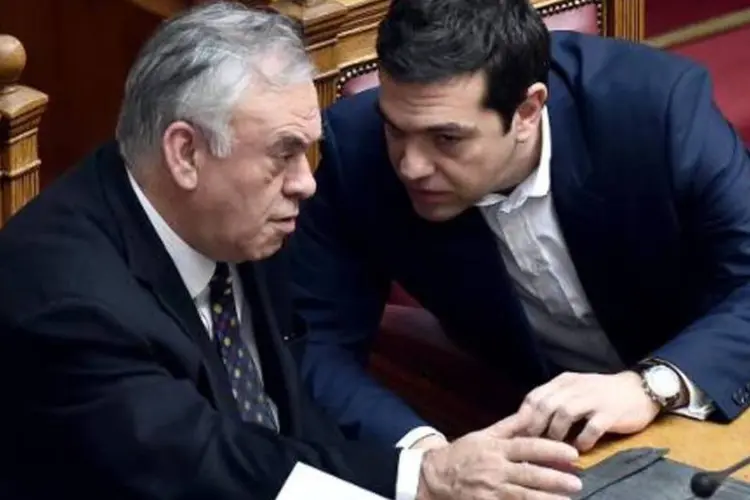 O premier grego, Alexis Tsipras (d), e o vice-premier, Giannis Dragasakis (Aris Messinis/AFP)
