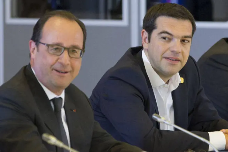 
	Fran&ccedil;ois Hollande e Alexis Tsipras (&agrave; direita): acordo de ajuda oferece &agrave; Gr&eacute;cia 80 bilh&otilde;es de euros e evita que o pa&iacute;s saia da zona do euro
 (REUTERS/Yves Herman)