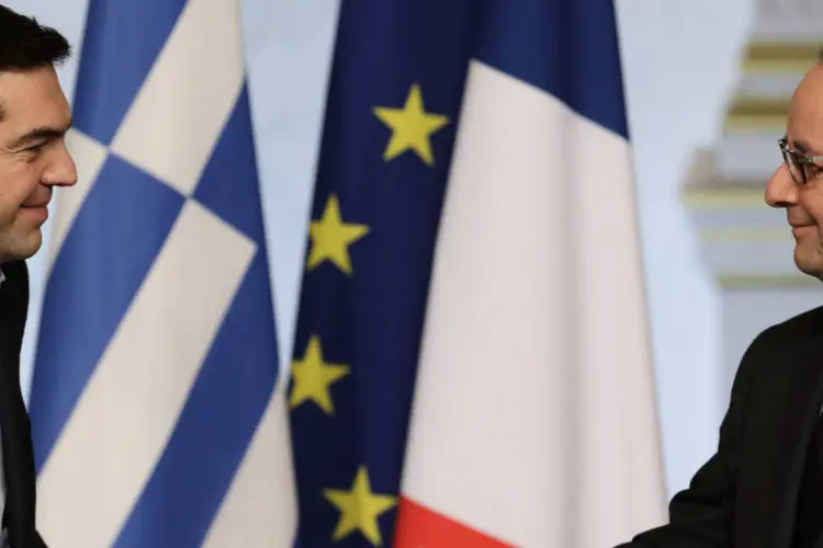 
	Tsipras e Hollande: o presidente franc&ecirc;s comentou que a Fran&ccedil;a n&atilde;o tem nada a temer em rela&ccedil;&atilde;o &agrave;s consequ&ecirc;ncias da crise grega
 (Philippe Wojazer/Reuters)