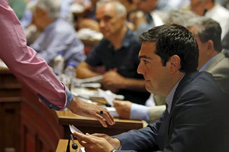 
	Alexis Tsipras no parlamento grego, que tem at&eacute; quarta-feira (15) para aprovar acordo que inclui duras medidas de reformas e aumento de impostos
 (REUTERS/Jean-Paul Pelissier)