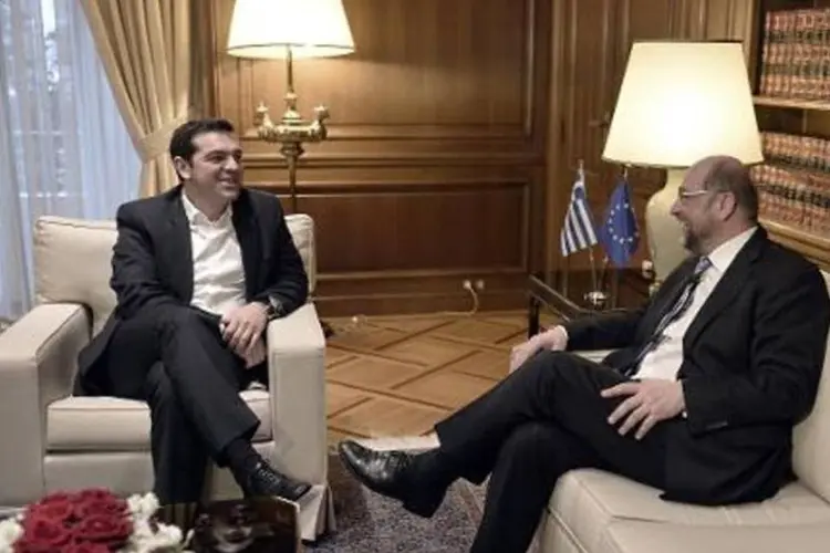 Tsipras (e) se reúne com o presidente do Parlamento Europeu, Martin Schulz, em Atenas (Aris Messinis/AFP)
