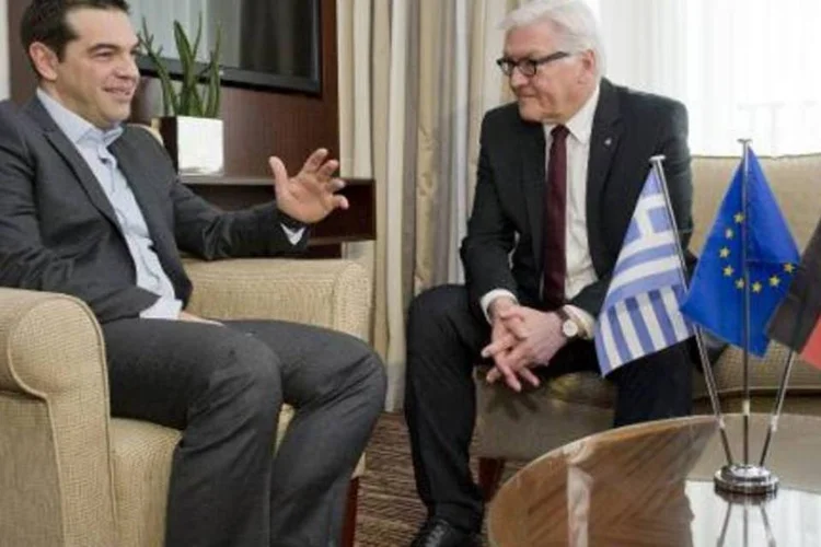 O premier grego, Alexis Tsipras, e o chanceler alemão, Frank-Walter Steinmeier, reúnem-se em Berlim (Michael Gottschalk/AFP)