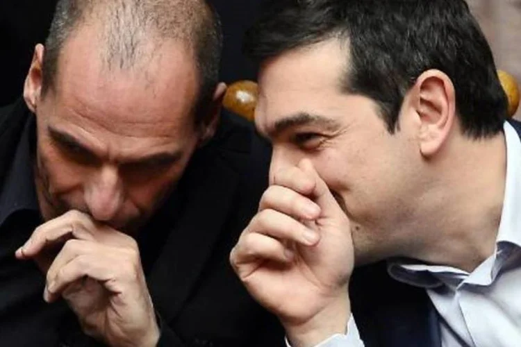 Alexis Tsipras (D), chefe do governo grego, fala com Yanis Varufakis, ministro da Economia (Luisa Guliamaki/AFP)