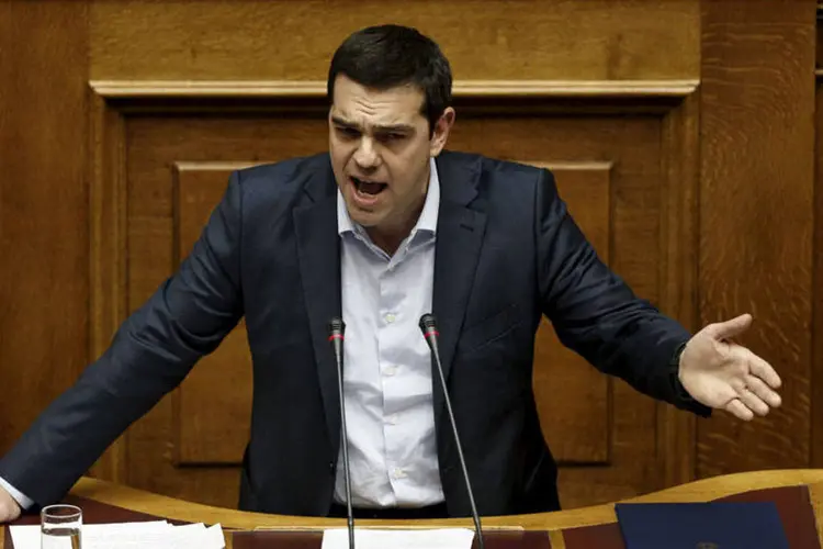 
	Alexis Tsipras durante sess&atilde;o no Parlamento: teleconfer&ecirc;ncia do grupo de trabalho do Eurogrupo na quarta-feira ser&aacute; uma boa oportunidade de &quot;avaliar o debate&quot;
 (REUTERS/Alkis Konstantinidis)