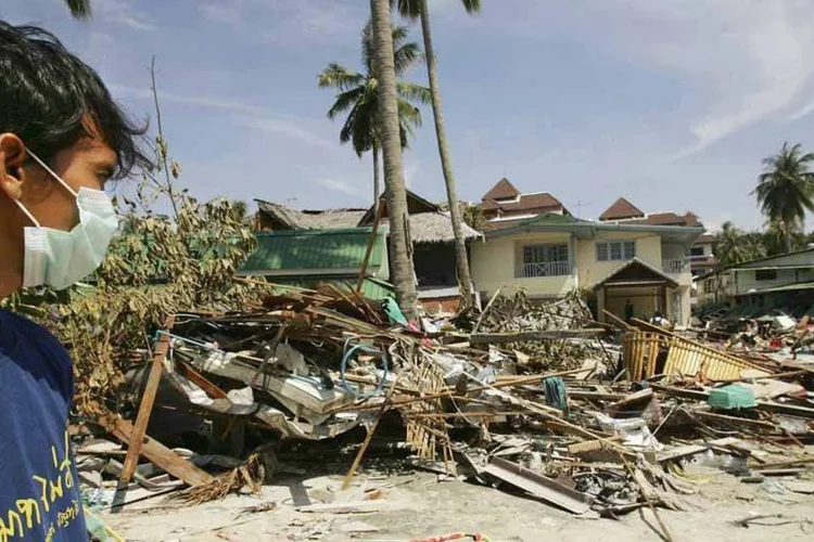 Tsunami: em 2004, ondas gigantes atingiram e destruíram a costa asiática (Nur/Getty Images)