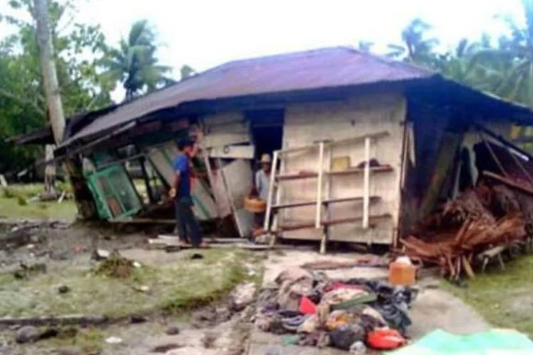 Casa destruída pelo tsunami em Pagai Norte (Rus Akbar/AFP)