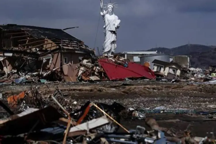 Réplica da Estátua da Liberdade aparece intacta em meio a escombros no Japão (Chris McGrath/Getty Images)