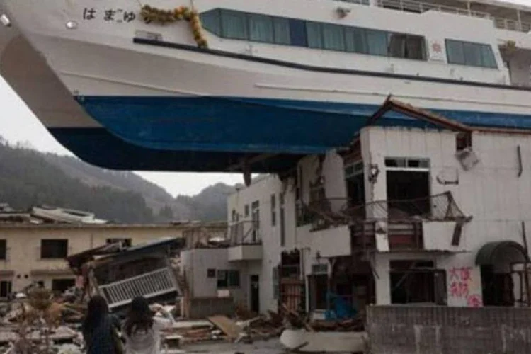 Foto da destruição provocada pela onda gigante de março (AFP/Arquivo / Yasuyoshi Chiba)