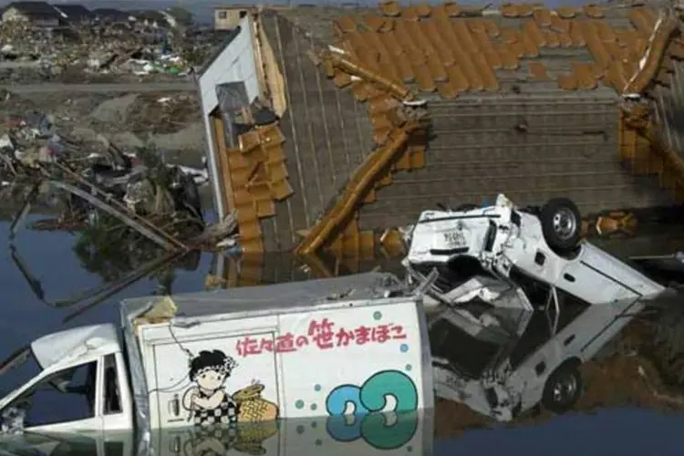 Cidade devastada pelo tsunami no Japão: além das perdas materiais, desastres afetam a imagem da empresa