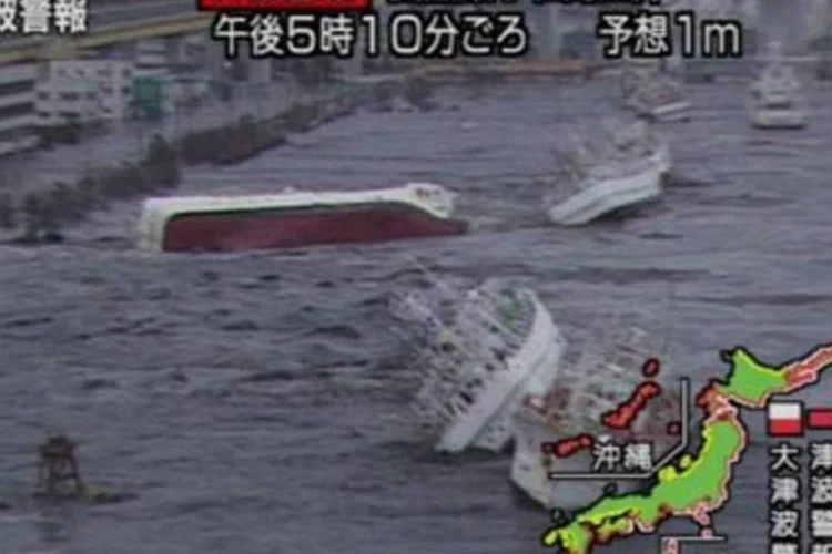 Navios sendo arrastados por tsunami no Japão: água invadiu algumas cidades do país (AFP)