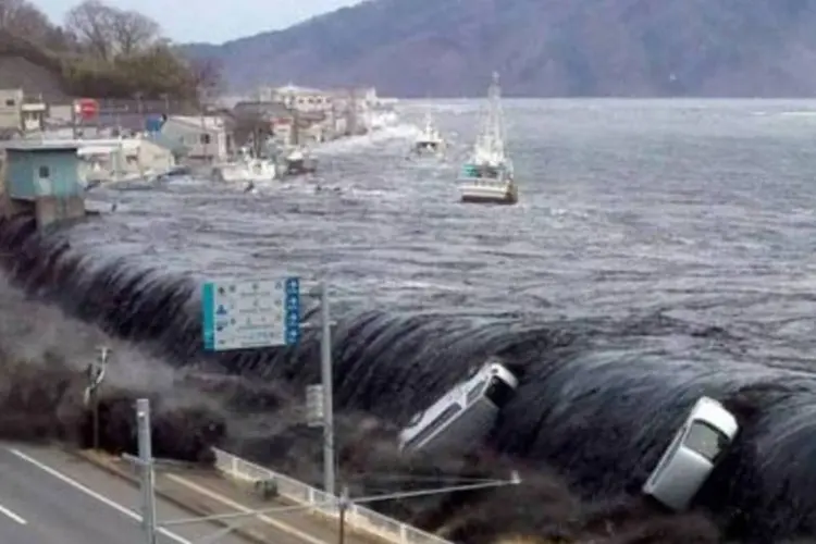 Tsunami invade a cidade de Miyako, no Japão, em março