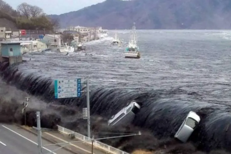 Tsunami invade a cidade de Miyako (Jiji Press/AFP/Reprodução)