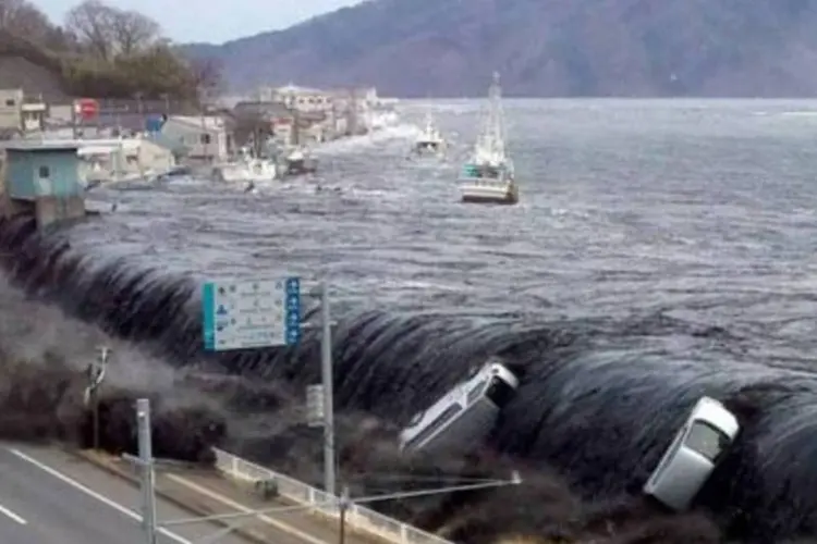 Tsunami invade a cidade de Miyako, no Japão (Jiji Press/AFP)