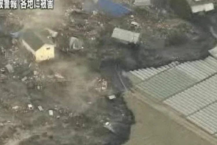 Imagem da TV japonesa mostram o tsunami: mais de 200 mortos pela onda gigante (Reprodução/NHK)