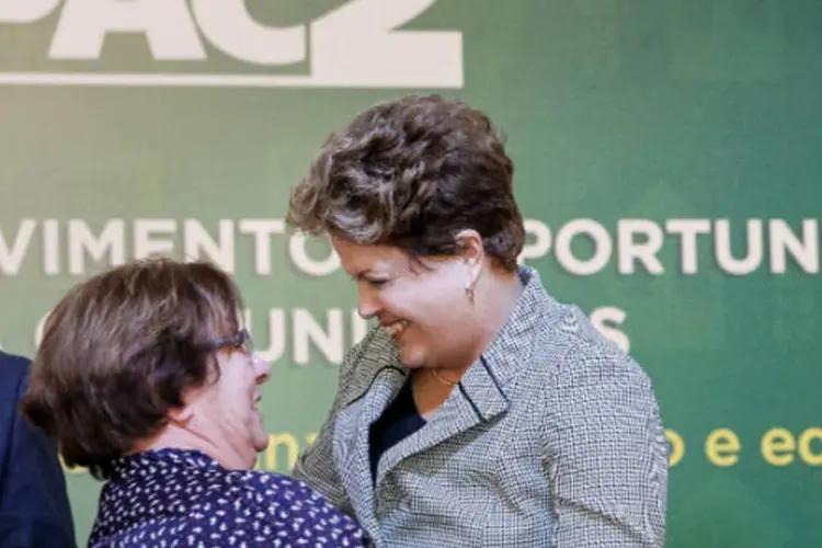 Dilma cumprimenta a prefeita de Piquete-SP, Ana Maria Gouvêa, durante cerimônia de anúncio de investimentos do PAC para cidades do ABC (Roberto Stuckert Filho/PR)