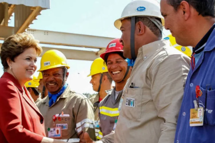 
	Dilma Rousseff: presidente aperta m&atilde;o de trabalhadores durante inaugura&ccedil;&atilde;o de duto de 206 quil&ocirc;metros que escoar&aacute; etanol entre Ribeir&atilde;o Preto e Paul&iacute;nia
 (Roberto Stuckert Filho/PR)