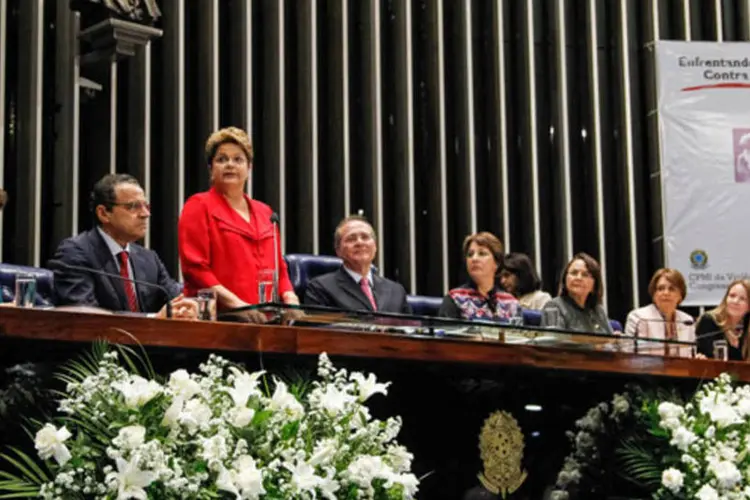 
	Dilma Rousseff em sess&atilde;o solene no Congresso: a l&iacute;der escreveu que presidentes democr&aacute;ticos governam &quot;dialogando e respeitando Judici&aacute;rio e Legislativo&quot;
 (Roberto Stuckert Filho/PR)