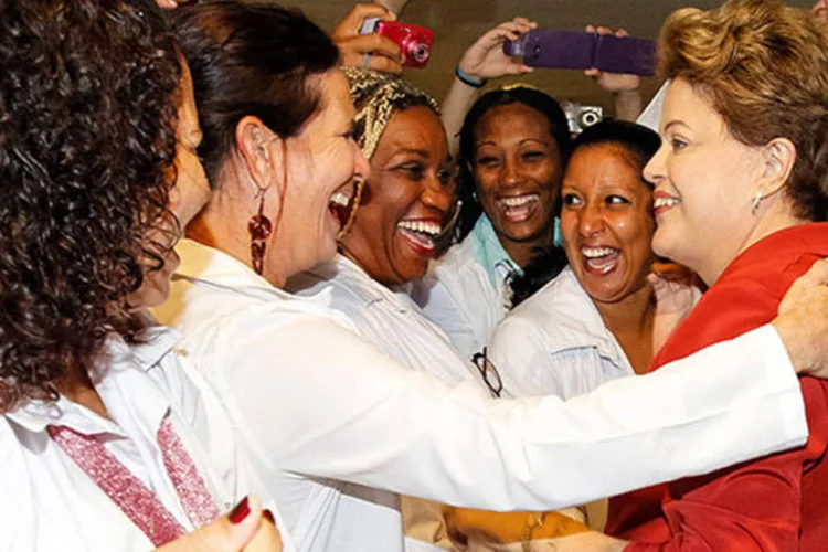 
	Presidente Dilma Rousseff cumprimenta m&eacute;dicos antes da san&ccedil;&atilde;o da lei que institui o Mais M&eacute;dicos: os profissionais do programa recebem bolsa de R$ 10 mil mensais
 (Roberto Stuckert Filho/PR)