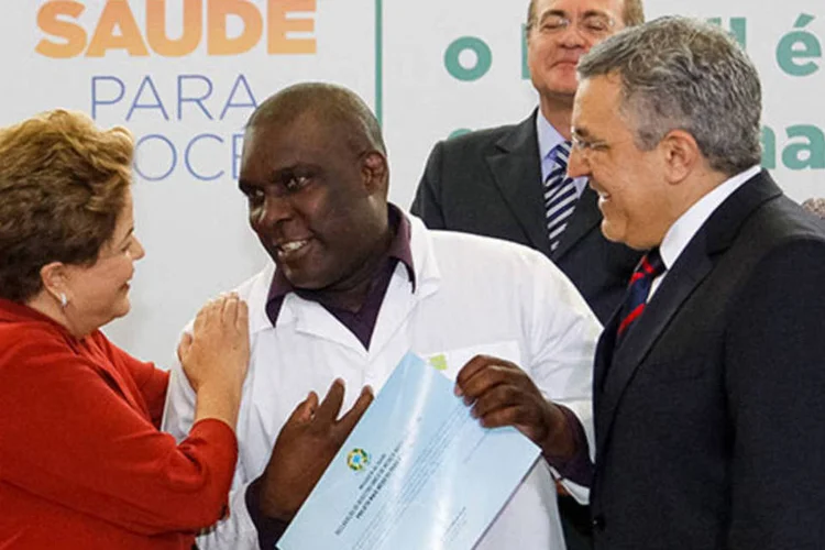
	Presidente Dilma durante san&ccedil;&atilde;o da lei que institui o Programa Mais M&eacute;dicos
 (Roberto Stuckert Filho/PR)