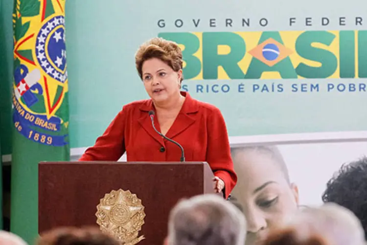 
	Dilma Rousseff sancionando o Mais M&eacute;dicos: segundo a presidente, este m&ecirc;s devem chegar ao Brasil mais 3.745 profissionais de sa&uacute;de
 (Roberto Stuckert Filho/PR)