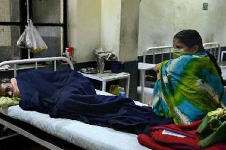 Paciente de tuberculose, acompanhado da esposa, em hospital da cidade indiana de Nova Délhi, em 24 de março de 2014 (©afp.com / Chandan Khanna)