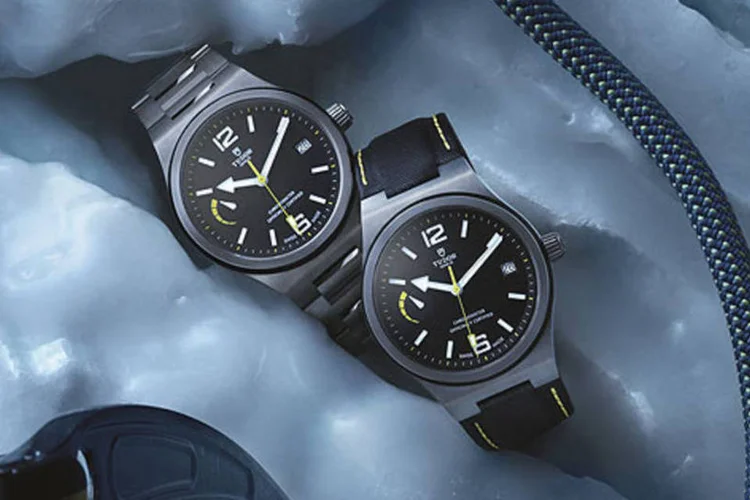 O nome “North Flag”, assim como o design, é inspirado na expedição britânica ao Norte da Groenlândia na década de 1950, em que seus membros usavam um modelo de 1952, o Tudor Oyster Prince (WatchTime Brasil)