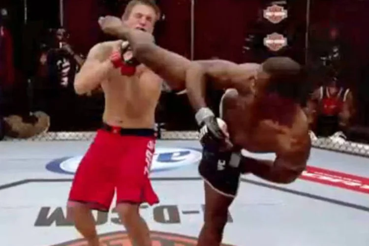 Momento do golpe desferido por Uriah Hall em Adam Cella  (Reprodução)