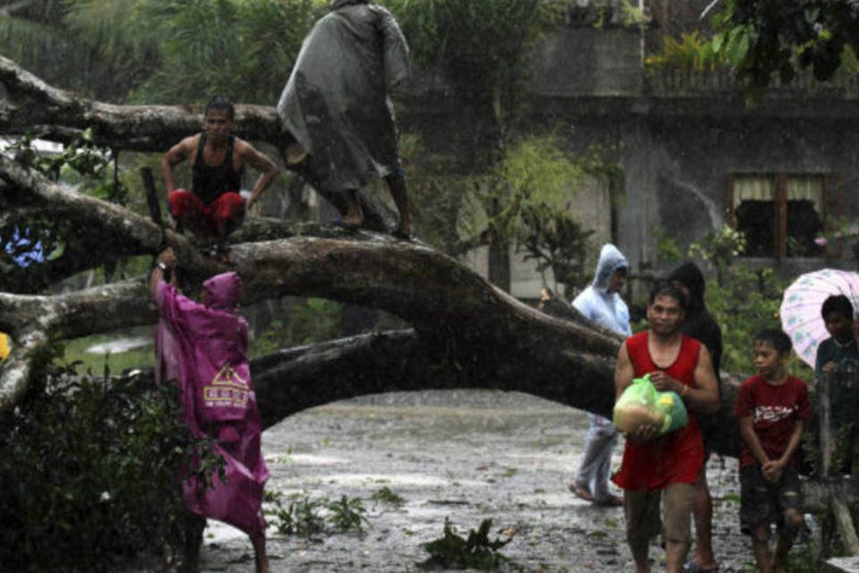 Tufão 'Bopha' força deslocamento de 54 mil nas Filipinas