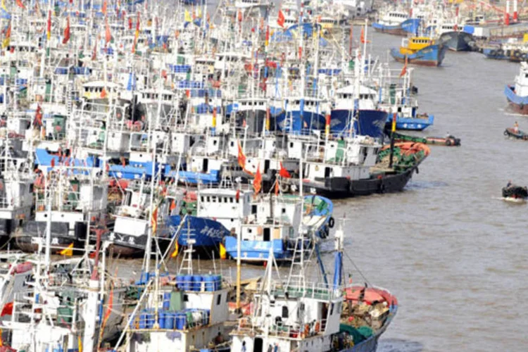 Barcos de pesca em  Shenjiamen  serviram de refúgio para pessoas afetadas pelo tufão, que obrigou a retirada de 1,3 bilhão (ChinaFotoPress/Getty Images)