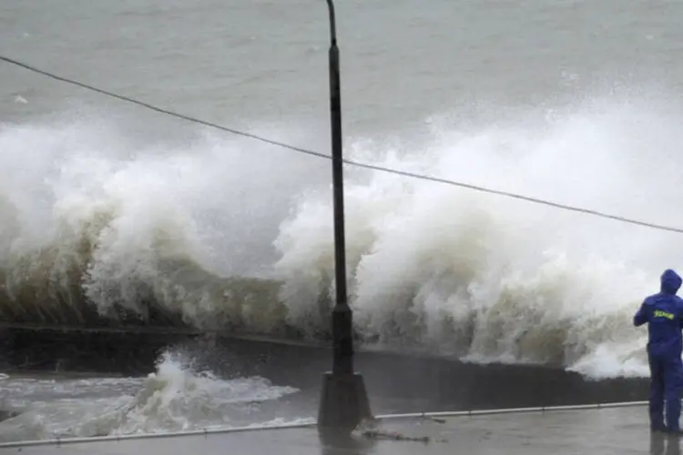 Onda formada sob influência de tufão: ele trará chuva pesada no fim de semana antes de se dirigir ao sudoeste (Stringer/Reuters)