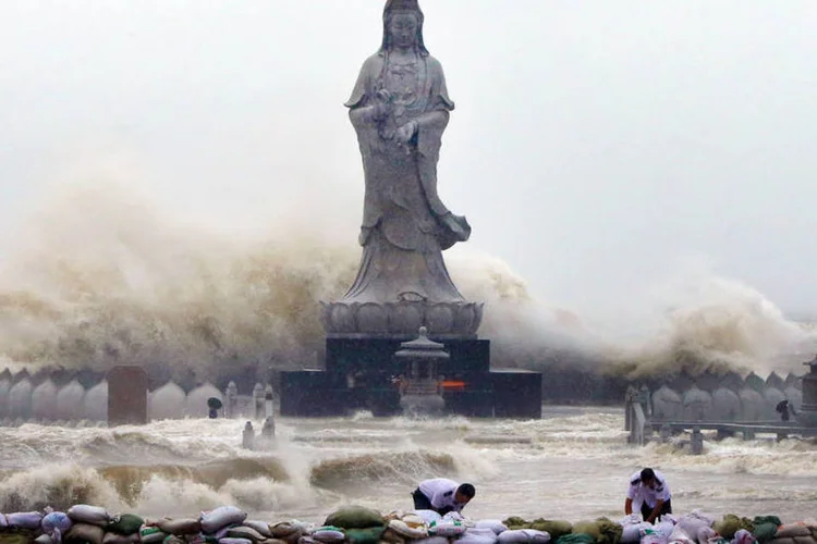 
	Tuf&atilde;o na China: voos e trens foram cancelados nas prov&iacute;ncias de Guangdong, Guangxi e Hainan, no momento em que milh&otilde;es de chineses gozam uma semana de f&eacute;rias
 (Reuters / China Daily)