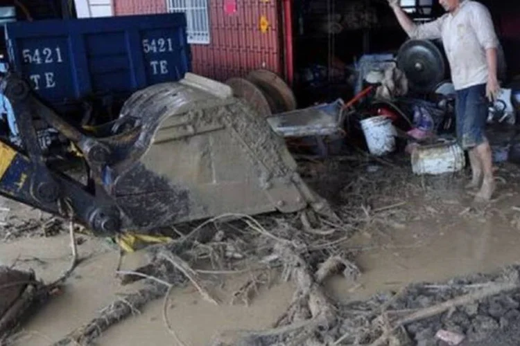 O governo de Taiwan ordenou que milhares de pessoas abandonassem suas casas, fechou colégios e interrompeu parte dos serviços ferroviários nesta segunda-feira pela passagem do tufão Nanmadol, que afeta o sul da ilha (Sam Yeh/AFP)