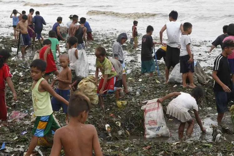 Passagem do Tufão Rammasun pelas Filipinas causou estragos no norte do país (Reuters)