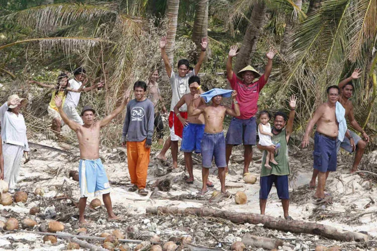 
	Pessoas atingidas por tuf&atilde;o nas Filipinas: amea&ccedil;a chega ao norte
 (Erik De Castro/Reuters)
