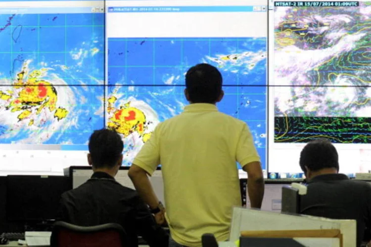 Meteorologistas observam tufão Rammasun: ventos podem chegar a 160 km/h (AFP/Getty Images)