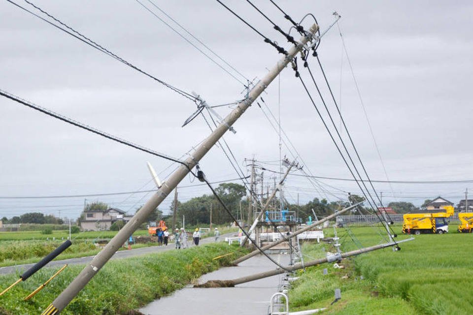 Tufão Goni deixa 20 feridos e cancela 300 voos no Japão