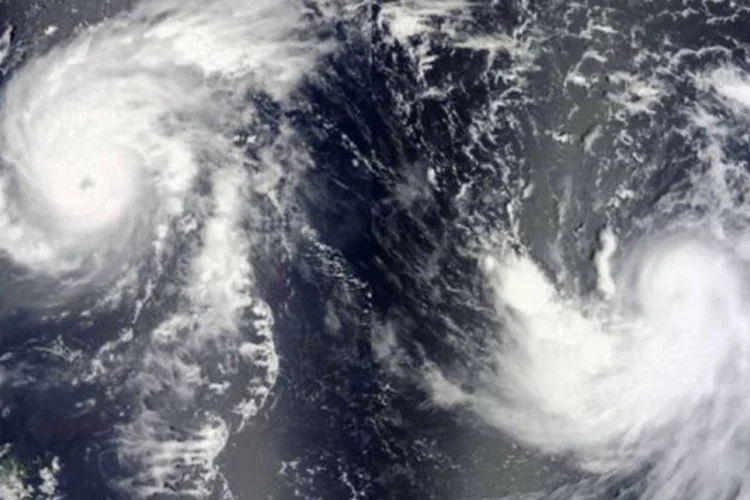 
	Imagem de sat&eacute;lite da NASA mostra a ent&atilde;o tempestade tropical Bolaven (D) em 21 de agosto: o tuf&atilde;o deve perder for&ccedil;a e atingir a Coreia do Sul entre segunda-feira &agrave; noite e a manh&atilde; de quarta-feira
 (Jeff Schmaltz/AFP)