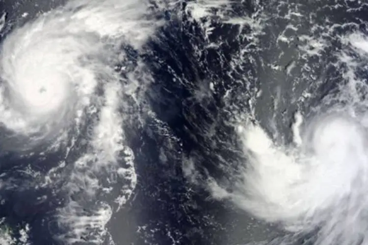 
	Imagem de sat&eacute;lite da NASA mostra a ent&atilde;o tempestade tropical Bolaven (D): Na temporada de furac&otilde;es no Atl&acirc;ntico j&aacute; se formaram 14 tempestades tropicais
 (Jeff Schmaltz/AFP)